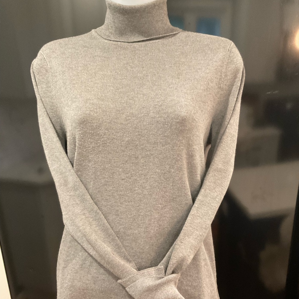Chico's Turtleneck Sweater Women's Size 2 Gray Long Sleeves Straight Hem Knit